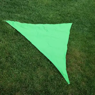 Je vends cette toile d'ombrage triangulaire verte prêt à être installé pour vous protéger du soleil....