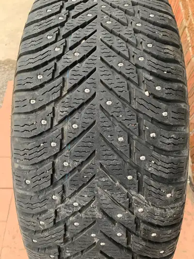 P275/55r20 Nokian Hakkapalita Studded tires, on 6x139.7 wheels, fits sierra , Silverado and ram. 9an...
