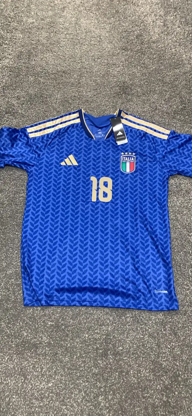 Adidas Italy Soccer Jersey in Men's in Oakville / Halton Region - Image 2