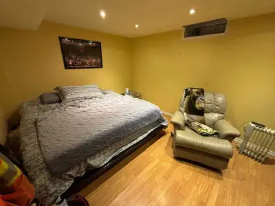 In Thornhill Basement Apartment Furnished 1Bedroom 1Bathroom And Loundry Completely Privete Kitchen...