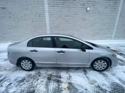 Honda Civic 2009 en bon état général, *avec seulement 145 000 km, reconnue pour sa **fiabilité, sa *...