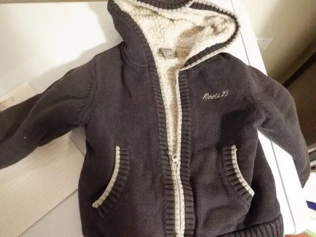 ROOTS warm jacket and Roots hoodie- Boys, size 2 Toddler in Clothing - 2T in City of Toronto - Image 2