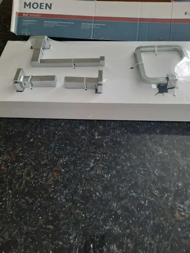 ens.accessoires  chrome neuf  pour salle de bain  in Bathwares in Gatineau - Image 2