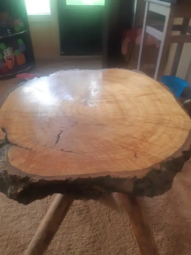 Old coffee table in Coffee Tables in Prince George - Image 4