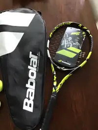 Raquette de tennis en graphite et son étui Babolat