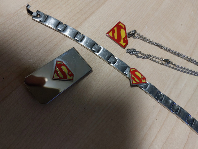 Superman logo original colour necklase bracelet money clip dans Bijoux et montres  à Ville de Montréal - Image 2