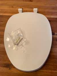 New elongated white toilet seat
