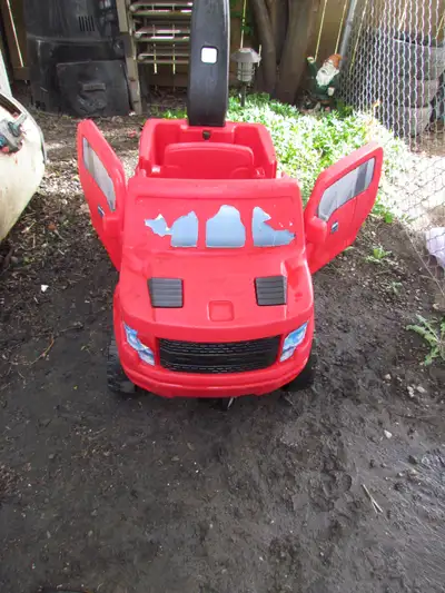 CHILDREN WAGON WITH OPEN CLOSED DOOR