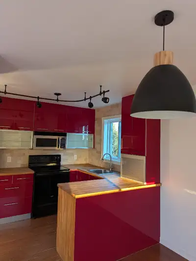 Disponible IMMÉDIATEMENT. Bail d’un an avec possibilité de prolongation. Grand condo 5 1/2 lumineux...