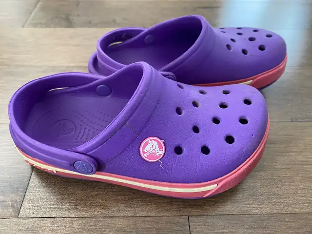 Soulier enfant sandale fille girl shoes crocs croc 10 11 in Kids & Youth in Longueuil / South Shore - Image 3