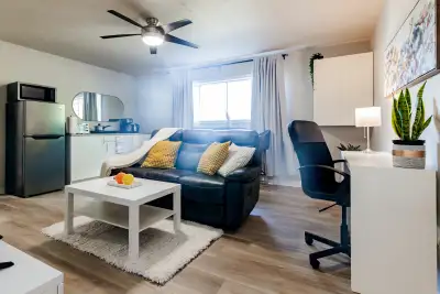 SHORT-TERM / MID-TERM RENTAL (Basement suite including living room, kitchenette and bathroom) PLEASE...