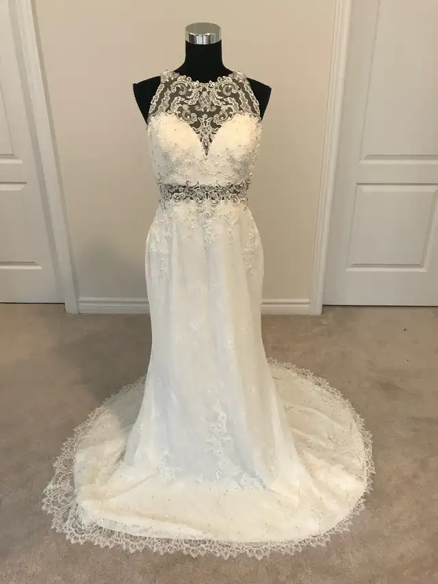 PRICE DROP!  Wedding Dress in Wedding in Kawartha Lakes - Image 4