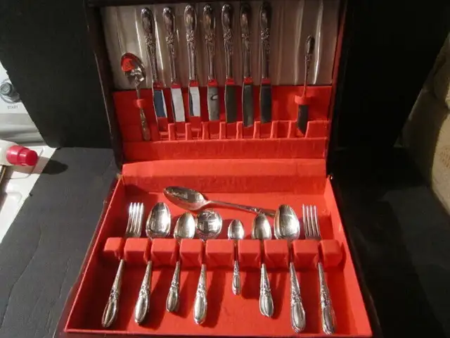 Service for 8 - WHITE ORCHID silverware set in Arts & Collectibles in Edmundston - Image 2