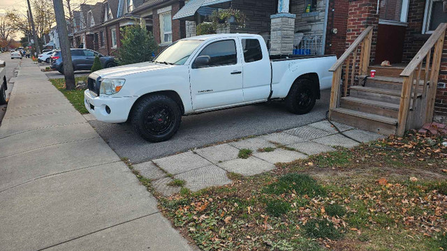 2009 toyota tacoma  in Cars & Trucks in Hamilton - Image 2