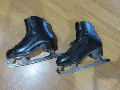 GAM Patin artistique noir taille 2-3/Size 2-3 black figure skate, View more