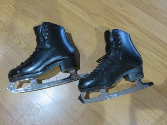 GAM Patin artistique noir taille 2-3/Size 2-3 black figure skate in Skates & Blades in City of Montréal - Image 2