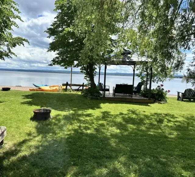 Beachfront Cottages on Golden Lake.   Mountainview Cottages in Ontario in Canada - Image 3