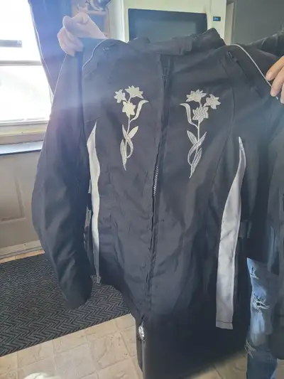 Manteau noir et gris pour femme XL. Avec doublure qui se retire et pads.