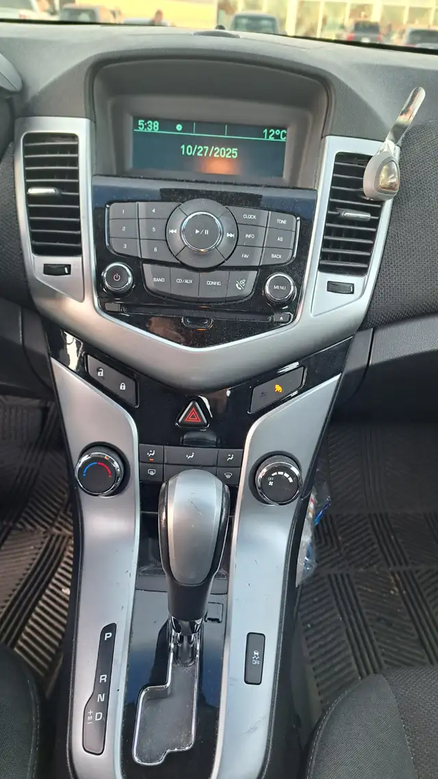 2011 Chevy cruze LT,WHITE with 4 winter tires in Cars & Trucks in Markham / York Region - Image 8