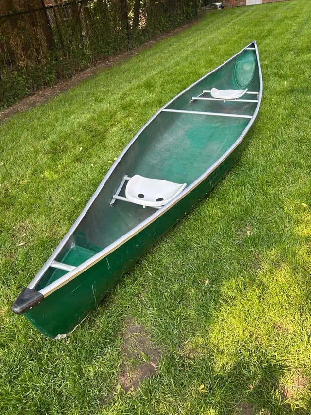 16 Foot Kevlar Canoe in Canoes, Kayaks & Paddles in City of Toronto - Image 2