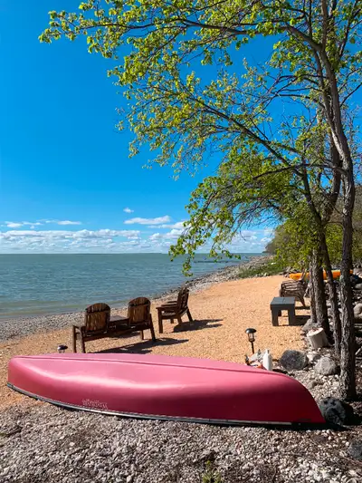 Lakefront Cottage in beautiful Steep Rock, MB