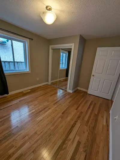 Room for rent in a shared house. Available now, $800 per month incl until and Internet. 1st, last an...