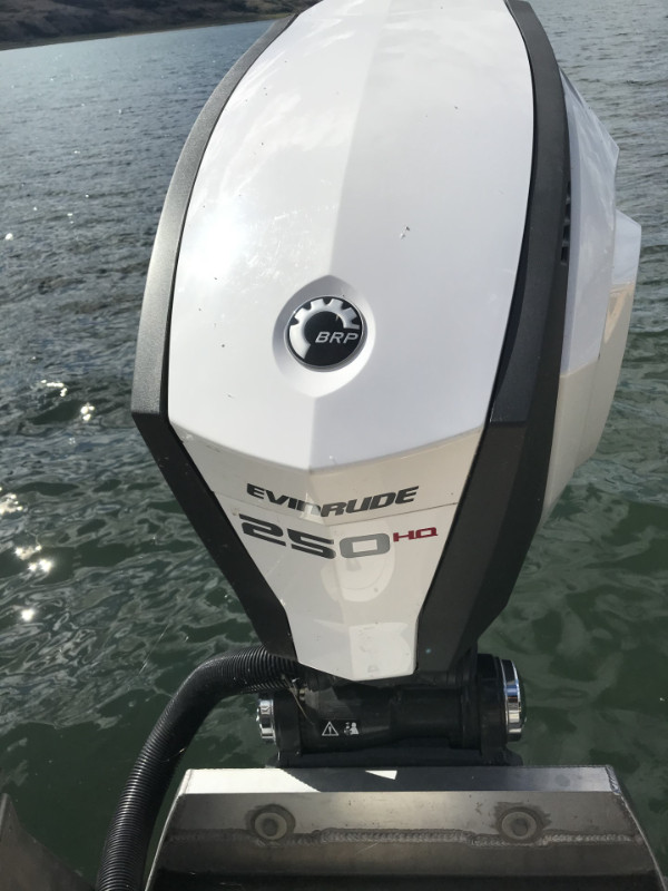 2015 Manitou Oasis 25SR w SHP Tri-Pontoon watercraft in Powerboats & Motorboats in Vernon - Image 3