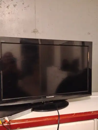 Tv Panasonic 40 pouces comme neuve 4184760102 plus 2xbox jeux un karaoké sur pied une tonne de pièce...