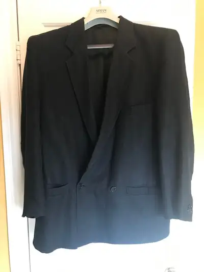Stylishly designed, black jacket in very good condition. 100% Linen. Loose fit. No rips or tears. Pi...