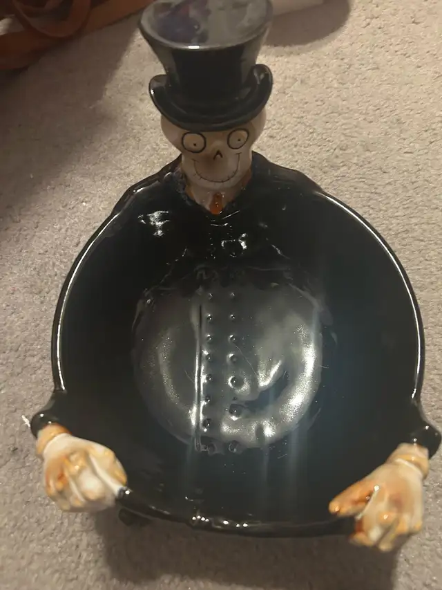 Yankee Candle Skeleton Candy/Candle Holder in Home Décor & Accents in Cambridge - Image 2