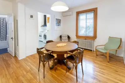 Une chambre dans un appartement complètement meublé disponible à la sous-location dans un appartemen...