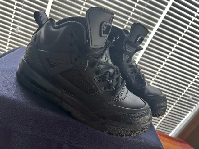 (Youth size 4) Jordan Winterized Spizike GS 'Black Cat' in Men's Shoes in Mississauga / Peel Region - Image 8