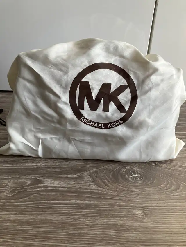 Michael Kors Cross Body Bag in Women's - Bags & Wallets in Calgary - Image 7