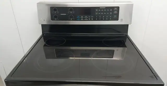LG STAINLESS FLAT-TOP DOUBLE OVEN STOVE (model LDE3031ST) in Stoves, Ovens & Ranges in London - Image 4