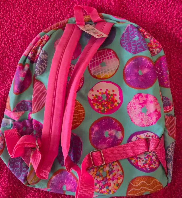 sac a dos vert multicolore avec pochette avant et imprimés in Hobbies & Crafts in Québec City - Image 3