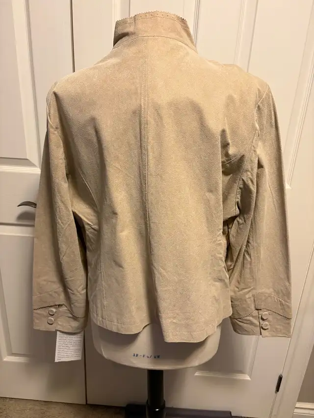Woman’s Suede Jacket in Women's - Tops & Outerwear in Oakville / Halton Region - Image 4