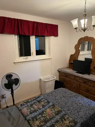 ROOM FOR RENT IN BEAUTIFUL MEADOWVALE MISSISSAUGA MAY 1