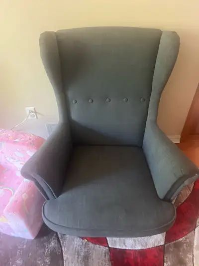This pre-loved IKEA Strandmon wing chair is a classic piece that provides timeless comfort with its...