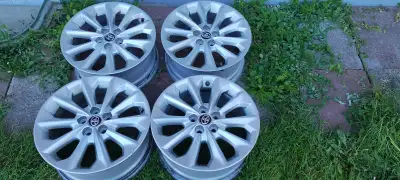 4 mags, jantes ,rims Toyota corolla 16 pouces 5x100 2003-2026 et Matrix 2003-2014 (pas 2.4) peu fair...