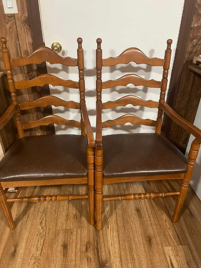  Free table and 2 chairs in Other Tables in St. Catharines - Image 4