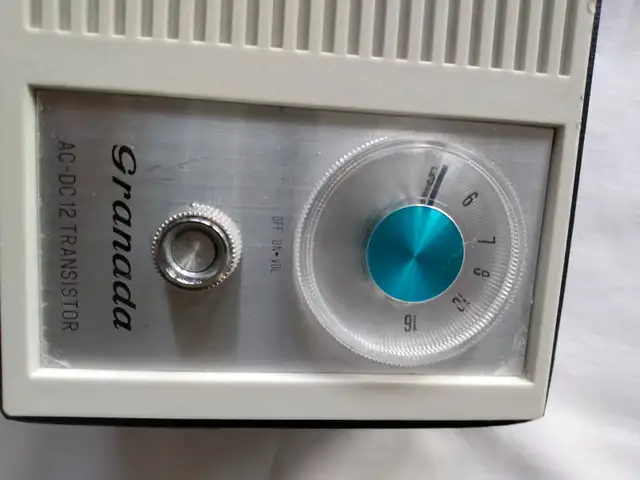 Vintage Granada AM Radio in General Electronics in Oshawa / Durham Region - Image 7