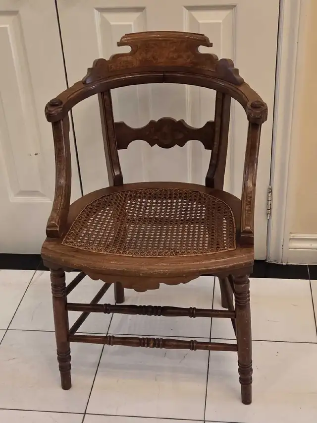 ANTIQUE LATE VICTORIAN 1890'S CARVED  WALNUT CANE SEAT CHAIR in Chairs & Recliners in City of Toronto - Image 6