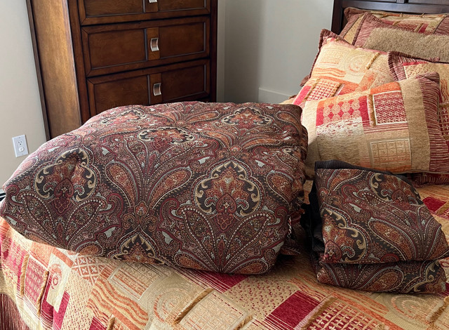 King Size Comforter Set in Bedding in Bedford - Image 2