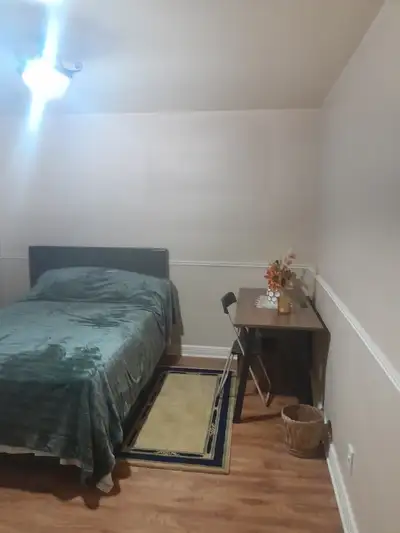 Chambre à coucher pour etudiant et travailleur bien meublé à louer tout inclus( wifi, cuisine, salle...
