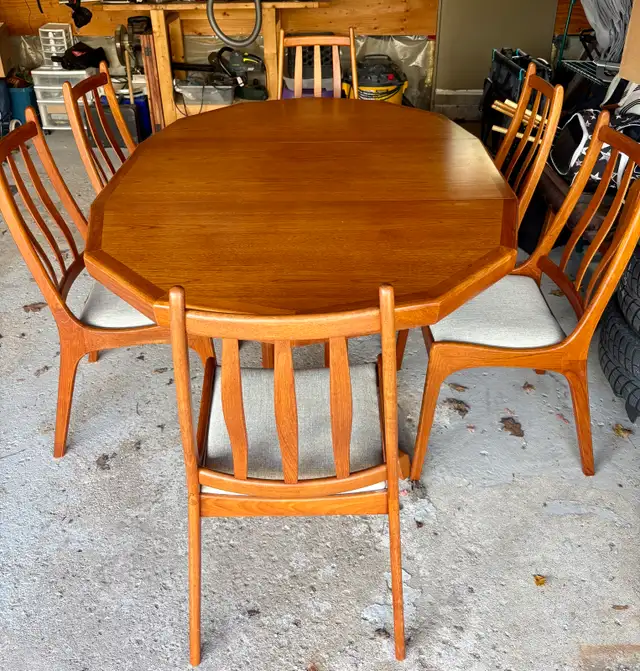 Teak Vintage Mid Century Modern Dining Table  in Dining Tables & Sets in Oshawa / Durham Region - Image 4