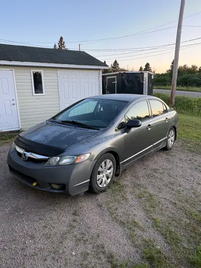 Honda Civic 2009 DX 1.8 litres Transmission Manuel Seulement 170xxx kilo Bon vieu char utiliser tout...