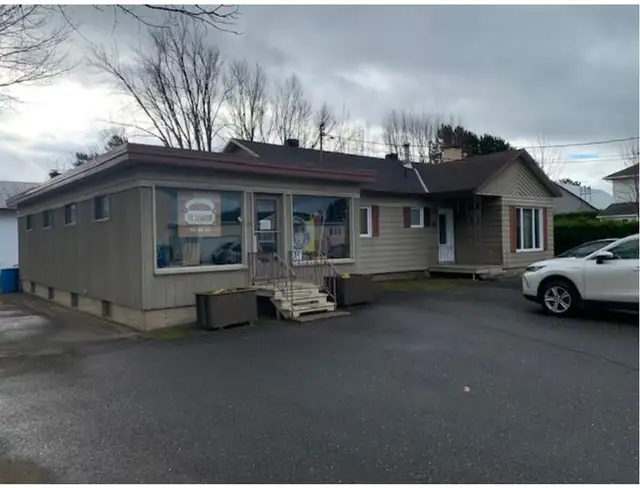 MAISON À VENDRE - COMMERCE EN ANNEXE ET ÉBÉNISTERIE in Commercial & Office Space for Sale in Thetford Mines - Image 2