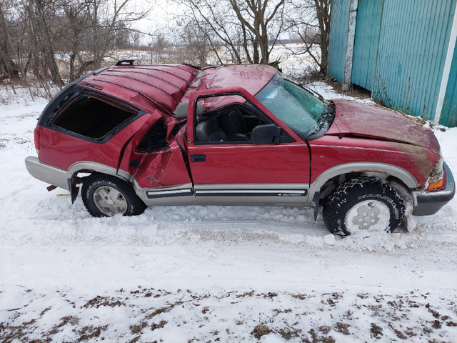 Parting out a 2000 chevy blazer in Engine & Engine Parts in Kingston - Image 2