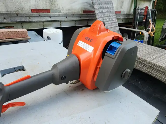 Husqvarna 122C Weedwacker Trimmer, 16" Gasoline, 0.8 HP in Outdoor Tools & Storage in Windsor Region - Image 5