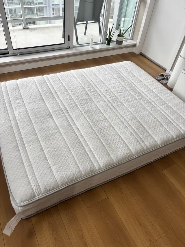 Zinus Queen Mattress - 8 Inch Foam and Spring Hybrid Mattress in Beds & Mattresses in Delta/Surrey/Langley - Image 2